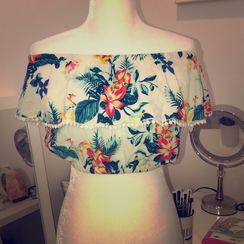 New hawaian design off the shoulder crop top 🌺